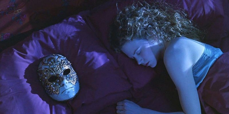 Gözler Tamamen Kapalı: Yastığın Üzerindeki Maske Ne Anlama Geliyor?